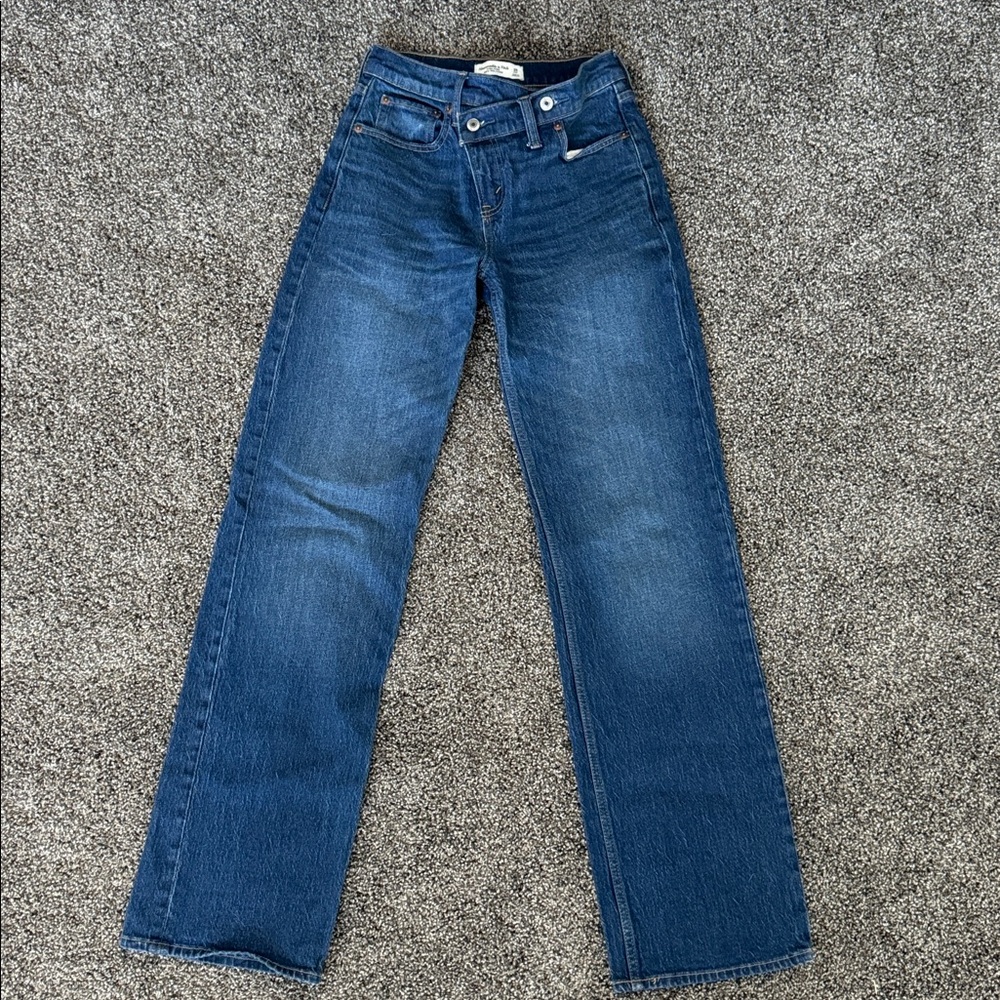 A&F High Rise 90’s Relaxed Crossover Waistband Jeans - Picture 3 of 6